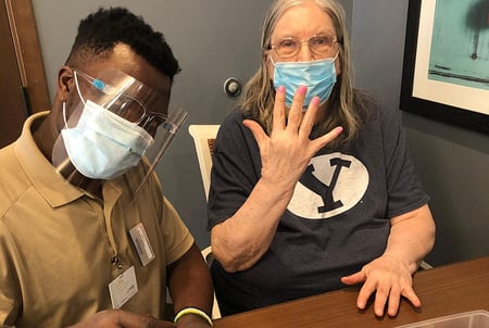 volunteer-nail-painting-768x516